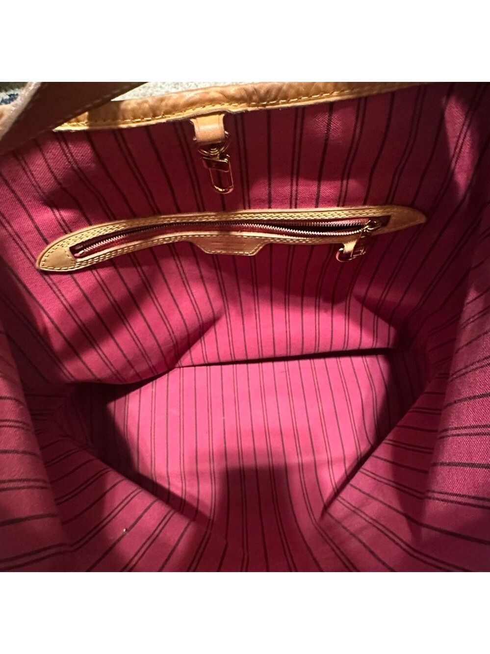Louis Vuitton Delightful Monogram Shoulder Bag in Pivoine - Picture 9 of 17